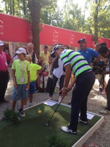 Matteo Manassero al putting green di "Imbuca per Teodoro"
